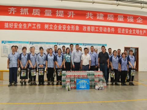 炎炎夏日，，，，，，市总工会送清凉，，，，，，丝丝关爱暖人心