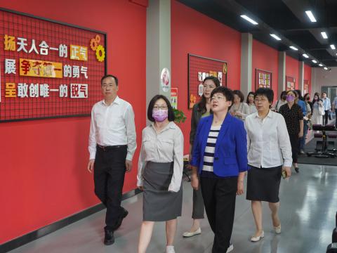 天下总工会女职工部莅临利来老牌国际官网app电气调研女职工事情